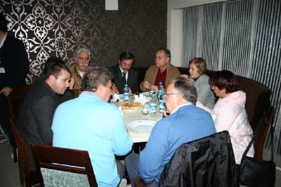 <font face="arial,helvetica,sans-serif" size="2" color="#333399">Ferizli'yi tekrar g&ouml;rmenin heyecanını yaşayan eski kaymakam &Uuml;nl&uuml;er Ferizli&rsquo;nin &ccedil;ok değiştiğini ve geliştiğini s&ouml;yledi. G&uuml;neşoğlu Tesislerinde geziyi değerlendiren heyet Ferizli Belediye Başkanı H&uuml;seyin Kaşkaş Ferizli hakkında yapılan &ccedil;alışmalar ve gelişmeler hakkında heyete bilgi verdi.<br /></font><br /><font face="arial,helvetica,sans-serif" size="2">&Ccedil;ok sayıda gazeteci tarafından takip edilen turizm heyeti b&uuml;y&uuml;k ilgi g&ouml;rd&uuml;. Turizm heyetine Ferizlili iş adamı Muzaffer G&uuml;neşte katıldı. Heyeti Ferizli&rsquo;de Sinanoğlu ve G&ouml;lkent Belediye Başkanları karşıladı. Heyete b&ouml;lge hakkında bilgi verildi. Daha sonra heyet geziyi tamamlayarak Ankara&rsquo;ya d&ouml;nd&uuml;.</font>
