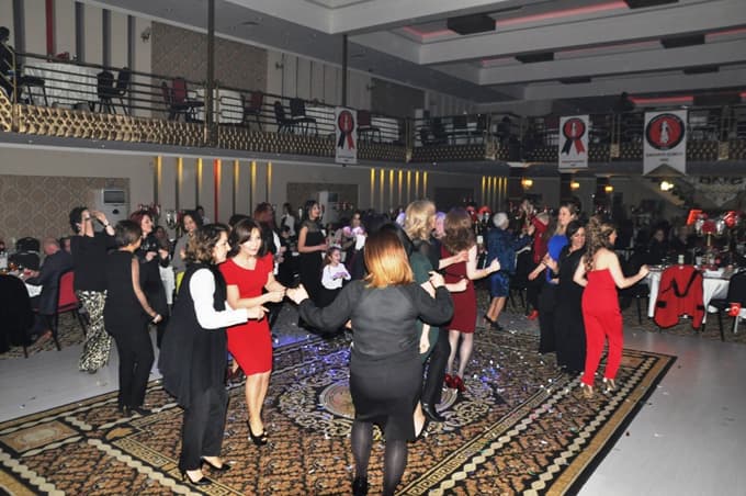 TKB'den coşkulu balo gösterimi