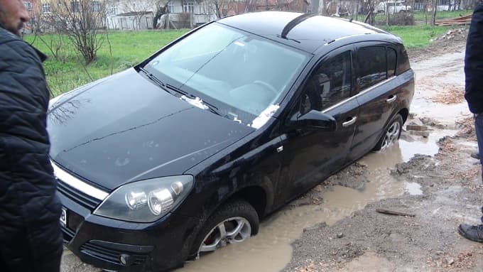 Taraklı'da yol çöktü, araçlar çamura saplandı