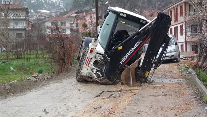 Taraklı'da yol çöktü, araçlar çamura saplandı