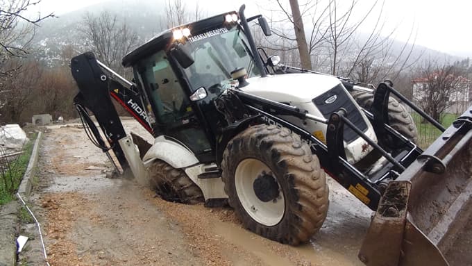Taraklı'da yol çöktü, araçlar çamura saplandı