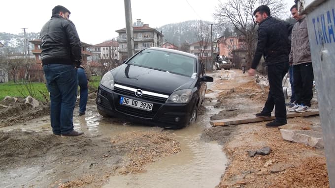 Taraklı'da yol çöktü, araçlar çamura saplandı