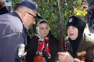92 Yaşındaki Kadın Tüfeğiyle Herkesi Korkuttu
