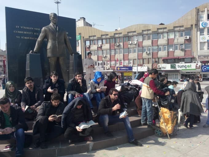 Öğrenciler Kent Meydanı'nda kitap okudu