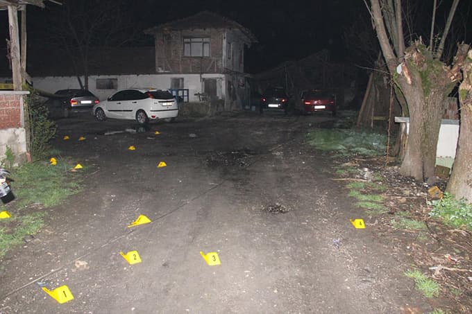 Akyazı'da bir besihanede silahlar konuştu!