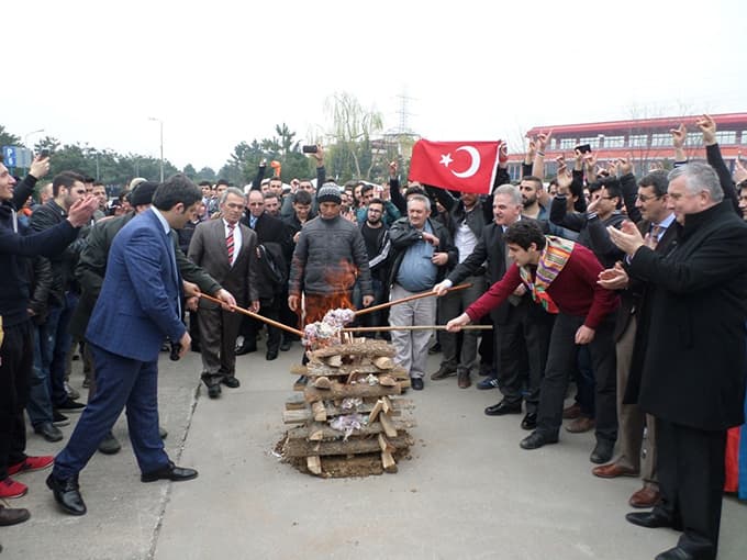 Nevruz ateşini Rektör Elmas yaktı