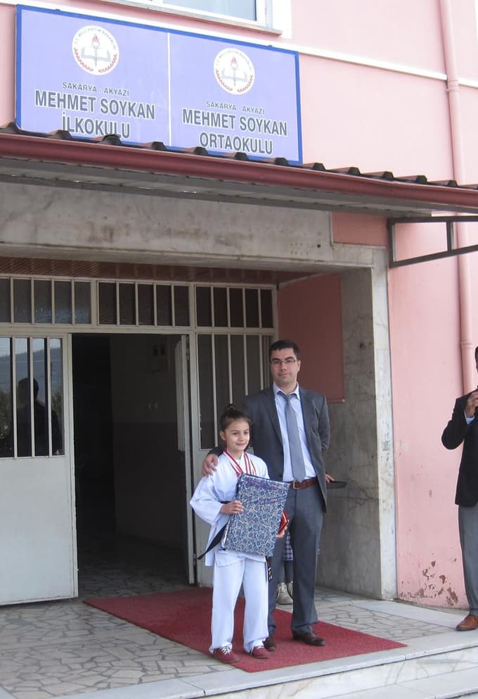 Akyazı'da Türkiye şampiyonu Coşkun'a ödül 