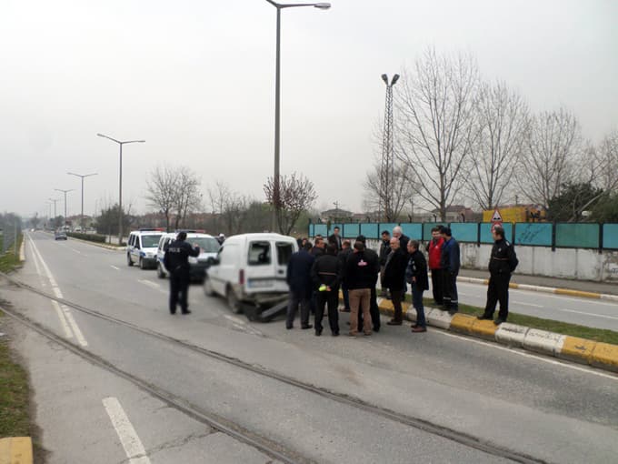 Manevra makinesi otomobile çarptı