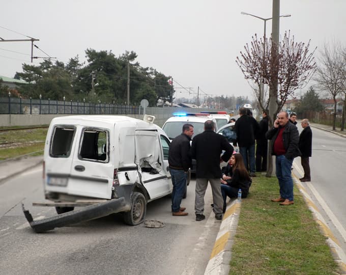 Manevra makinesi otomobile çarptı