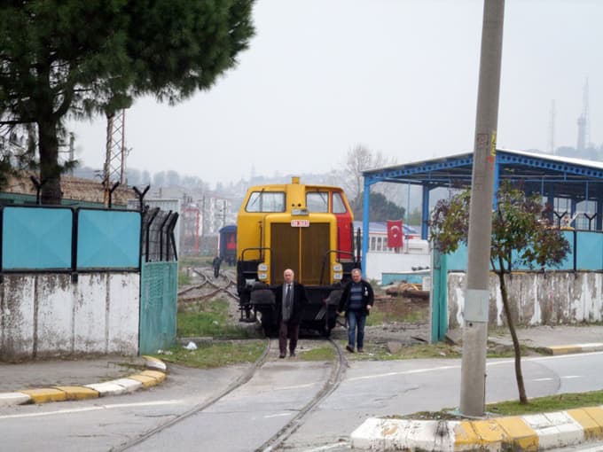 Manevra makinesi otomobile çarptı