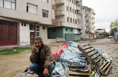 Hayat Bir Türlü Yüzüne Gülmedi