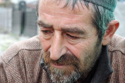 Hayat Bir Türlü Yüzüne Gülmedi