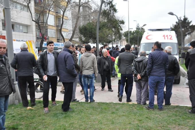 Yolun karşısına geçmek isteyen öğretmene motosiklet çarptı