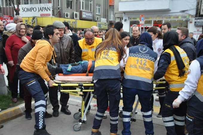 Yolun karşısına geçmek isteyen öğretmene motosiklet çarptı