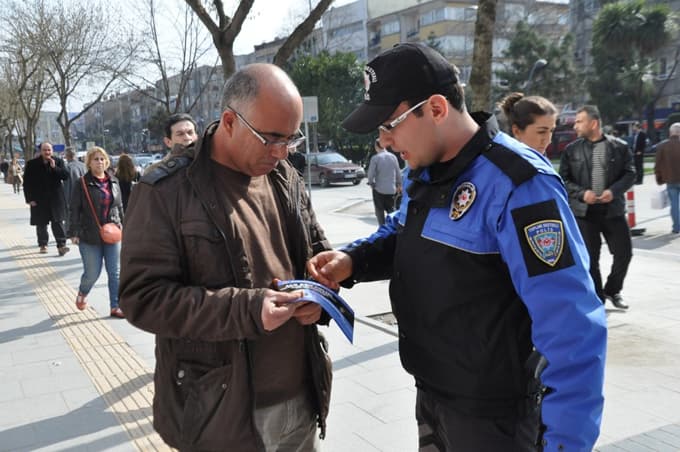 Polisler vatandaşları dolandırıcılara karşı uyardı