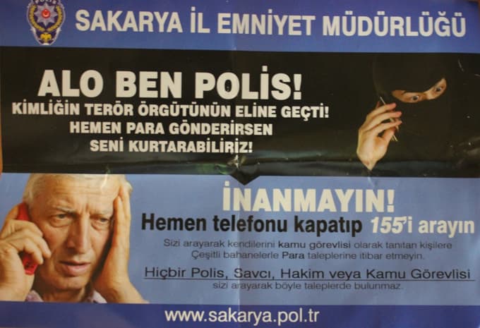 Polisler vatandaşları dolandırıcılara karşı uyardı