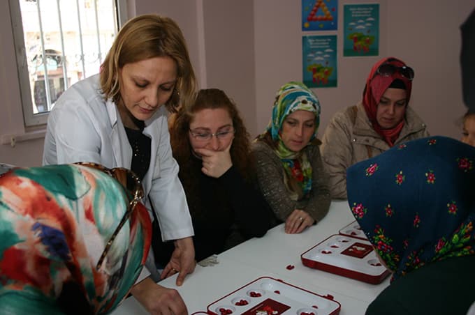 Annelere akıl oyunu kursu başladı