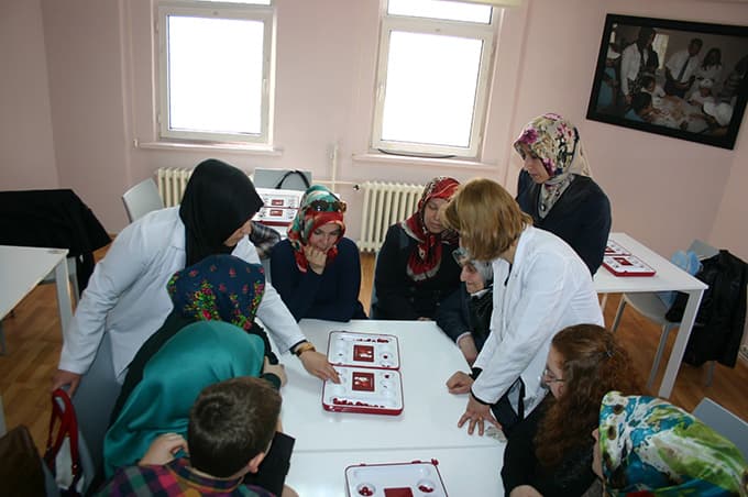 Annelere akıl oyunu kursu başladı