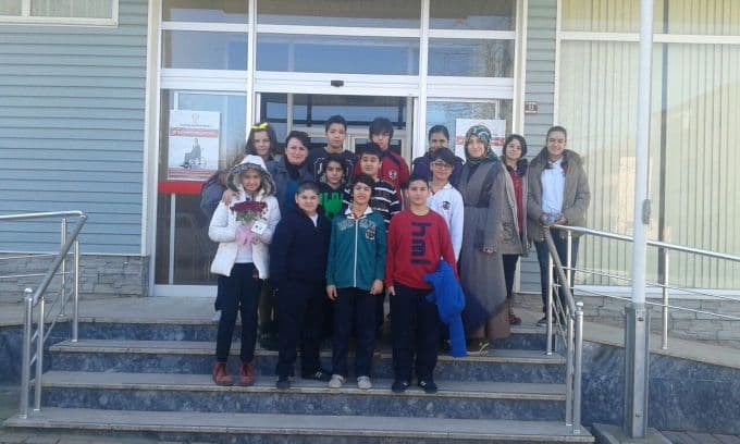 Huzurevindeki yaşlıları sevindiren ziyaret