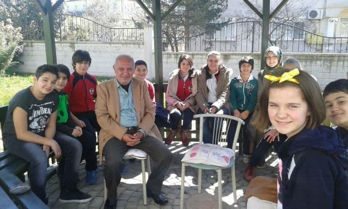 Huzurevindeki yaşlıları sevindiren ziyaret
