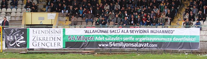 Atatürk Stadı'nda ilginç pankart!