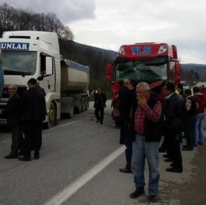 TIR, önünde seyreden kamyona arkadan çarptı
