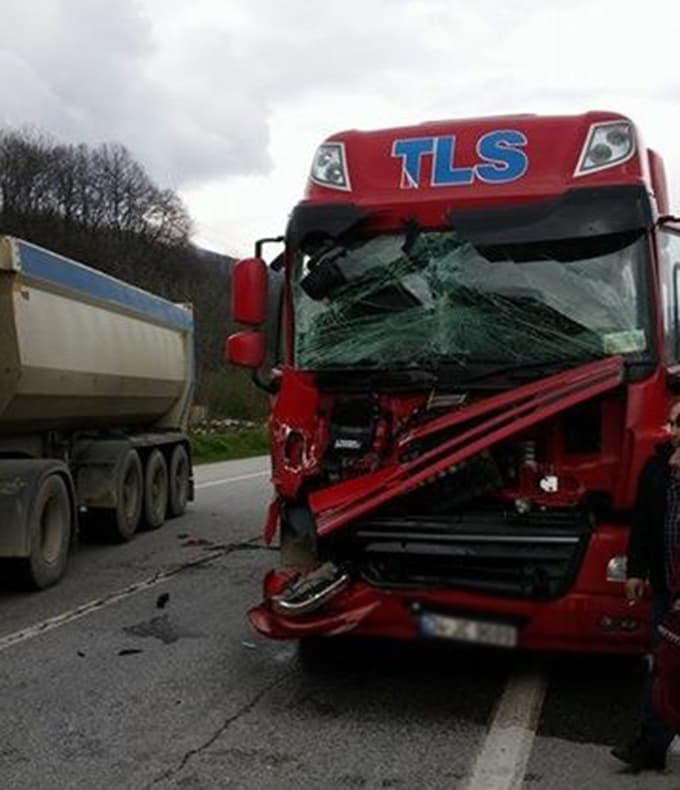 TIR, önünde seyreden kamyona arkadan çarptı