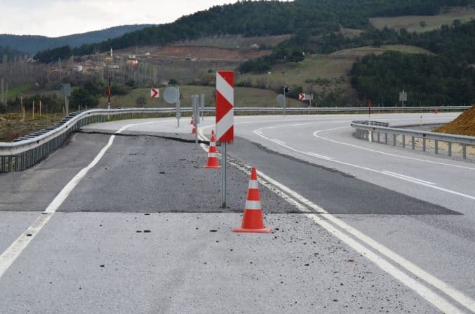 Karayolundaki çökme sürücüleri korkutuyor