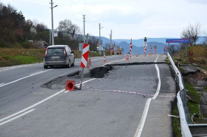 Karayolundaki çökme sürücüleri korkutuyor