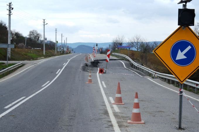 Karayolundaki çökme sürücüleri korkutuyor