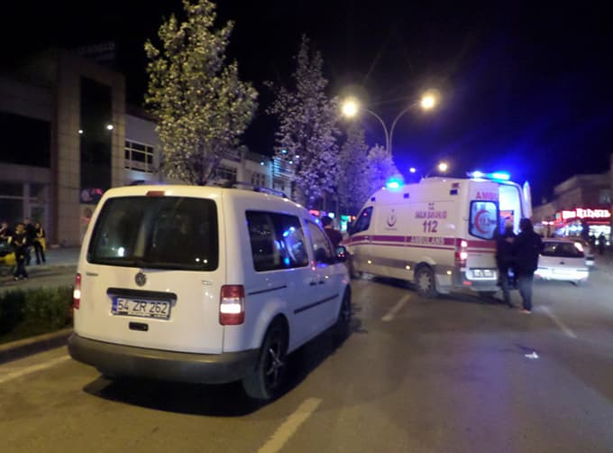 Aniden yola çıkan yayaya otomobil çarptı