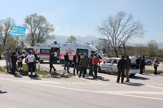 Akyazı'da trafik kazası: 4 yaralı