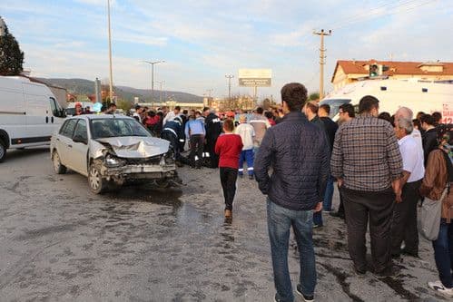 İki otomobil kafa kafaya çarpıştı: 4 yaralı!