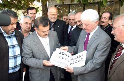 <font face="Arial" size="2">Yeşili olmayan bir şehir şehir değildir anlayışı ile yola &ccedil;ıktıklarını belirten Duran, s&ouml;zlerine ş&ouml;yle devam etti: <font color="#333399">&quot;Sakarya merkezindeki 40 d&ouml;n&uuml;m olan yeşillik alanı Kentpark'la birlikte 200 d&ouml;n&uuml;me &ccedil;ıkardık. Kent Park herkes tarafından beğenilen bir park haline geldi. Kentpark'la birlikte halkımız şehrin tam ortasında stres atabilecekleri ve dinlenebilecekleri bir mekana kavuşmanın mutluluğunu yaşıyor. Bazı &ccedil;evreler yapılan g&uuml;zelliklere &ccedil;amur at izi kalsın mantığında yaklaşıyor. Biz haklı eleştiriye her zaman a&ccedil;ığız ama bunların yaptıkları yıpratma politikası. Yok Kent Park aşk parkına d&ouml;n&uuml;şm&uuml;ş. Biz parkımızda her g&uuml;venlik &ouml;nlemini aldık ancak insanların ahlak anlayışlarını kontrol edemeyiz. Herkes kendinden sorumludur.&quot;</font>&nbsp;<br /><br />&Ccedil;ark Deresi ve Sakarya Nehri projesi ile tarihi &Ccedil;ark'ın canlandığını belirten Duran, s&ouml;zlerini ş&ouml;yle s&uuml;rd&uuml;rd&uuml;: &quot;Biz zor olanı başardık. Kolları sıvadık. Mollak&ouml;y g&ouml;letlerinden &Ccedil;ark deresine su akıttık. &Ccedil;ark deresi 60 yıl &ouml;nceki ekolojik dengesine kavuştu. &Ccedil;ark'ta şimdi artık balık tutuluyor. Bu b&uuml;y&uuml;k yatırımların yanı sıra duble yol ve ulaşım konusunda neredeyse bir devrim yaptık. Şehrin bir &ccedil;ok noktasını duble yol ve kavşaklarla donattık. Uzmanlarımızın g&ouml;r&uuml;şleri ve &ccedil;alışmaları ile yaptığımız bu kavşaklardan bazılarını halkımızın istekleri doğrultusunda yeniden şekillendiriyoruz. SSK Kavşağı'nda bir sorun vardı. O sorun kısa zamanda aşılacak. Ulaşımda ring sistemine ge&ccedil;ilecek. Şehre giriş yolu ikiye &ccedil;ıkarıldı. Eskiden D&ouml;rtyol ve Erenler girişi vardı. Yeni yapılan Beşk&ouml;pr&uuml; yolu ile ikinci bir alternatif oluşturduk.&quot;</font>