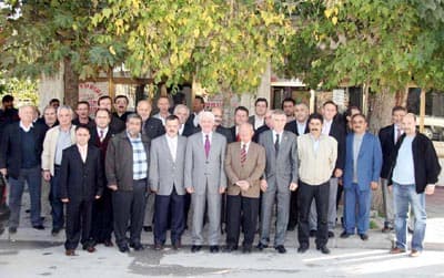 <font size="2"><font face="Arial"><strong>SAKARYA NEHRİNE SOSYAL TESİS<br /><br /></strong>Alt yapı ve &uuml;st yapı yatırımlarının b&uuml;y&uuml;k bir kısmının tamamlandığını belirten Başkan Duran, bundan sonra &ccedil;evre yatırımlarına &ouml;nem verileceğini s&ouml;yledi.<br /><br />Sakarya Nehri &ccedil;evresinde sosyal bir tesis oluşturacaklarını anlatan Duran, şunları s&ouml;yledi: <font color="#333399">&quot;Bu b&uuml;y&uuml;k yatırımın &ccedil;alışmaları devam ediyor. Tek amacımız gen&ccedil;lerimize sağlıklı ve yaşanılabilir g&uuml;zel bir şehir bırakabilmek. &Ccedil;evresiyle, yeşiliyle, doğasıyla ve t&uuml;m g&uuml;zellikleri ile Sakarya'yı modern şehirler arasına taşımak. Bu hedefle yolumuza hızla devam ediyor, yatırımlarımızı s&uuml;rd&uuml;r&uuml;yoruz.&quot;</font><br /><br />B&uuml;y&uuml;kşehir olarak her zaman derneklerin yanında olduklarını belirten Duran, imkanlar dahilinde destek vermeye hazır olduklarını s&ouml;yledi.<br /><br />Kuyudibi Sosyal Yardımlaşma ve Dayanışma Derneği olarak ama&ccedil;larının kurumsallaşmak olduğunu belirten başkan Feridun &Ouml;zcan da, Başkan Duran'dan sportif aktivitelerin yapılabileceği alan konusunda destek istedi. &Ouml;zcan, Başkan Duran'a ziyaretinden ve desteğinden dolayı teşekk&uuml;r etti.&nbsp;<br /><br />Belediye Başkanı Duran da, dernek başkanına ve &uuml;yelerine davetlerinden dolayı teşekk&uuml;r etti. Başkan Duran, derneğin başkanı Feridun &Ouml;zcan'a B&uuml;y&uuml;kşehir Belediyesi yayınlarından hediye etti.</font></font>