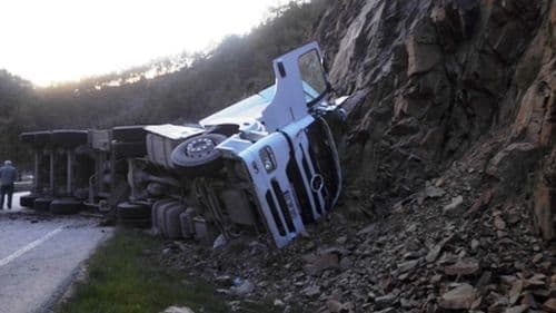 Kontrolden çıkan mısır yüklü TIR devrildi