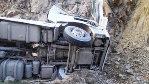 Kontrolden çıkan mısır yüklü TIR devrildi