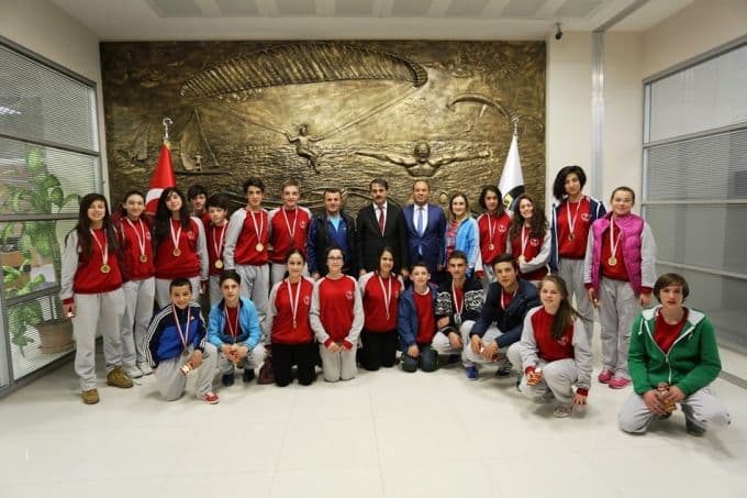 Şampiyonlar ayaklarının tozuyla başkana gitti