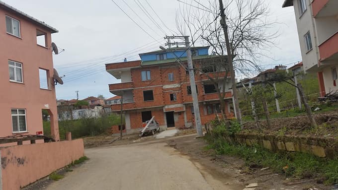 İnşaat işçisi elektrik akımına kapıldı