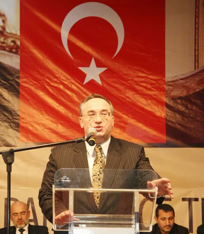 <font face="Arial" size="2"><br /><br />Ardından konuşan B&uuml;y&uuml;kşehir Belediye Başkanı Aziz Duran, <font color="#000080">&quot;Yerel se&ccedil;imler yaklaşıyor. Tabi yerel se&ccedil;imler yaklaştık&ccedil;a muhalefet boş durmayacak. Aramıza nifak sokmaya &ccedil;alışacak. Fakat biz AK Parti ailesi olarak onların oyununa bug&uuml;ne kadar gelmedik, bundan sonra da bu oyuna gelmeyeceğiz. Birliğimizi, beraberliğimizi kimse bozamaz.&quot;</font> dedi. Sakarya'da yaptıkları &ccedil;alışmalar hakkında da bilgiler veren Başkan Duran, <font color="#000080">&quot;Sakaryamızı her yerde anlatıyoruz ama aslında anlatmaya &ccedil;ok da gerek yok. Zira ger&ccedil;ekleştirilen hizmetleri, arkası arkasına hizmete giren projeleri herkes biliyor, herkes g&ouml;r&uuml;yor. Duble yollarıyla, altyapısı ve &uuml;styapısı ile Sakarya T&uuml;rkiye'nin &ccedil;ağdaş ve gelişmiş şehirlerindendir. Başbakanımızın dediği gibi, biz hi&ccedil; durmuyoruz. Sakarya'yı daha modern hala getirmek i&ccedil;in yoğun bir şekilde &ccedil;alışıyoruz. İnşallah yaklaşan yerel se&ccedil;imleri de AK Parti olarak kazanacağız ve yolumuza devam edeceğiz.&quot;</font> diye konuştu.<br /></font>