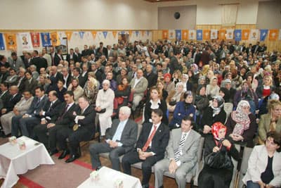 <font face="Arial" size="2">Milletvekili Erol Aslan Cebeci de, <font color="#000080">&quot;Kongremizin hayırlı olmasını, il&ccedil;emize g&uuml;zellikler katmasını diliyorum. Kongreyi kim kazanırsa kazansın hi&ccedil; fark etmez. Asıl il&ccedil;emiz kazanacaktır. Bu parti, bu salondan daha b&uuml;y&uuml;yerek, daha g&uuml;&ccedil;lenerek &ccedil;ıkacaktır. Biz başbakanımızın &ouml;nderliğinde hizmet aşkıyla &ccedil;alışıyoruz.&quot;</font> dedi. Milletvekili Hasan H&uuml;seyin &Ccedil;elik ise, T&uuml;rkiye'nin b&uuml;y&uuml;k bir kalkınma i&ccedil;erisinde olduğunu ve reform niteliğinde &ccedil;alışmalar ger&ccedil;ekleştirildiğini s&ouml;yledi. Konuşmaların ardından oy verme işlemine ge&ccedil;ildi.</font>