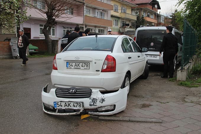 Direksiyon hakimiyetini kaybetti, refüjdeki direği yıktı
