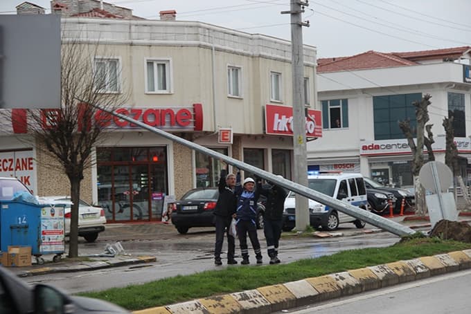 Direksiyon hakimiyetini kaybetti, refüjdeki direği yıktı