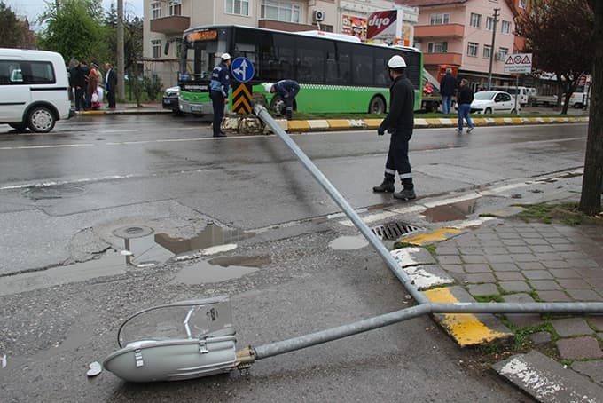 Direksiyon hakimiyetini kaybetti, refüjdeki direği yıktı