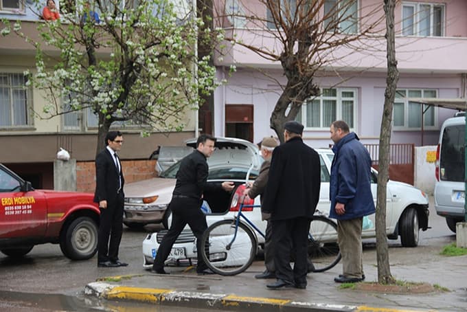 Direksiyon hakimiyetini kaybetti, refüjdeki direği yıktı