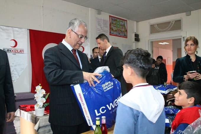 13 bin öğrenciye kıyafet yardımı yapıldı