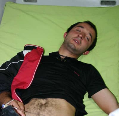 <p><font face="arial,helvetica,sans-serif" size="2" color="#000000">İş&ccedil;ileri hastaneye g&ouml;t&uuml;ren Zafer &Ccedil;ağlan olayla ilgili şunları s&ouml;yledi: <font color="#333399">&quot;Yabancı uyruklu iş&ccedil;iler fenalaşınca &ouml;zel hastaneye g&ouml;t&uuml;rd&uuml;m. Orada serum takıp ila&ccedil; verdiler. &Ouml;len şahıs fenalaşınca Sakarya Eğitim ve Araştırma Hastanesi'ne sevk ettiler. Olay neden oldu bilmiyorum ama ispirto i&ccedil;tiklerini duydum. Yemeklerde bir şey yok. Eğer yemekte bir şey olsa diğer &ccedil;alışanlar da rahatsızlanırdı. &Ouml;len adam hastaneye gelirken midem ile sırtım ağrıyor ve g&ouml;zlerim g&ouml;rm&uuml;yor diyordu. İş&ccedil;ilerin sigortası yoktu. Bize biraz &ccedil;alıştıktan sonra &uuml;lkemize geri d&ouml;neceğiz diyorlardı.&quot;</font></font></p><p><font face="arial,helvetica,sans-serif" size="2" color="#000000">Zehirlenen iş&ccedil;ilerin vizelerinin bulunduğu ancak &ccedil;alışma izinlerinin olmadığı &ouml;ğrenildi. Olayla ilgili soruşturmanın s&uuml;rd&uuml;r&uuml;ld&uuml;ğ&uuml; bildirildi.</font></p>