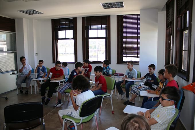 Çocuk akademisinde öğrenciler yeteneklerini keşfediyor