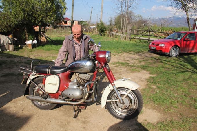 Çok sevdiği motosikletini 43 yıl odasında sakladı