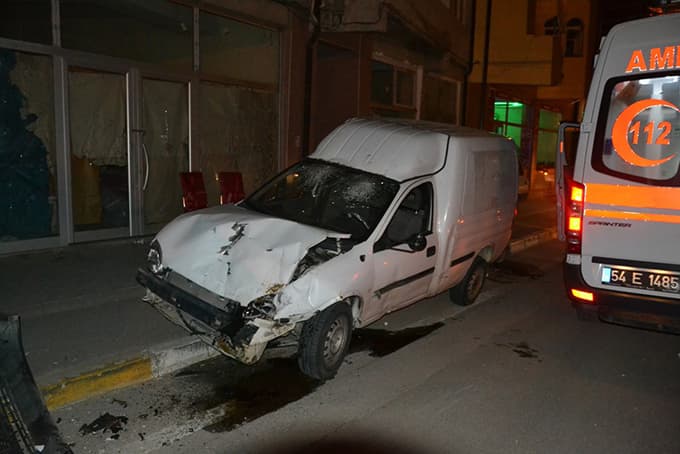 Alkollü sürücü park halindeki kamyonete çarptı!